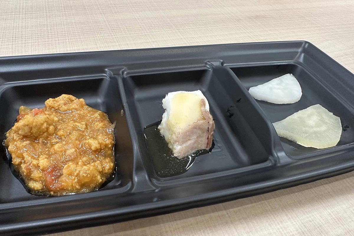 やわらか食のカレーや煮魚など。右側のように市販の漬物に圧力調理をして噛みやすくする(上が調理前、下が調理後)ことも