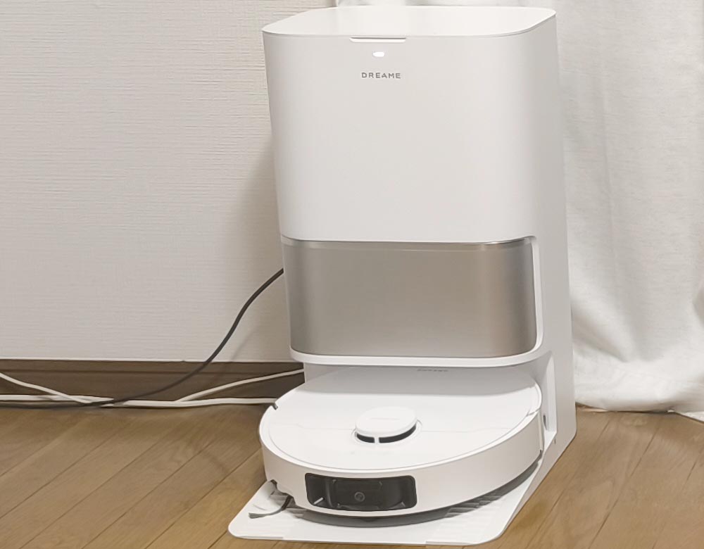 少し艶のあるクリームホワイトにシルバーをあしらったシンプルなデザインはインテリアにもなじみます
