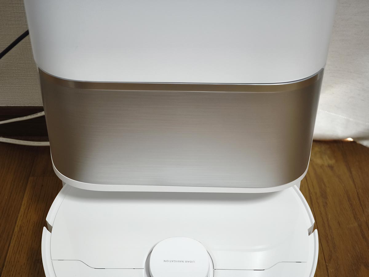 ドック前面にはダストバッグと洗剤タンクが収まっています