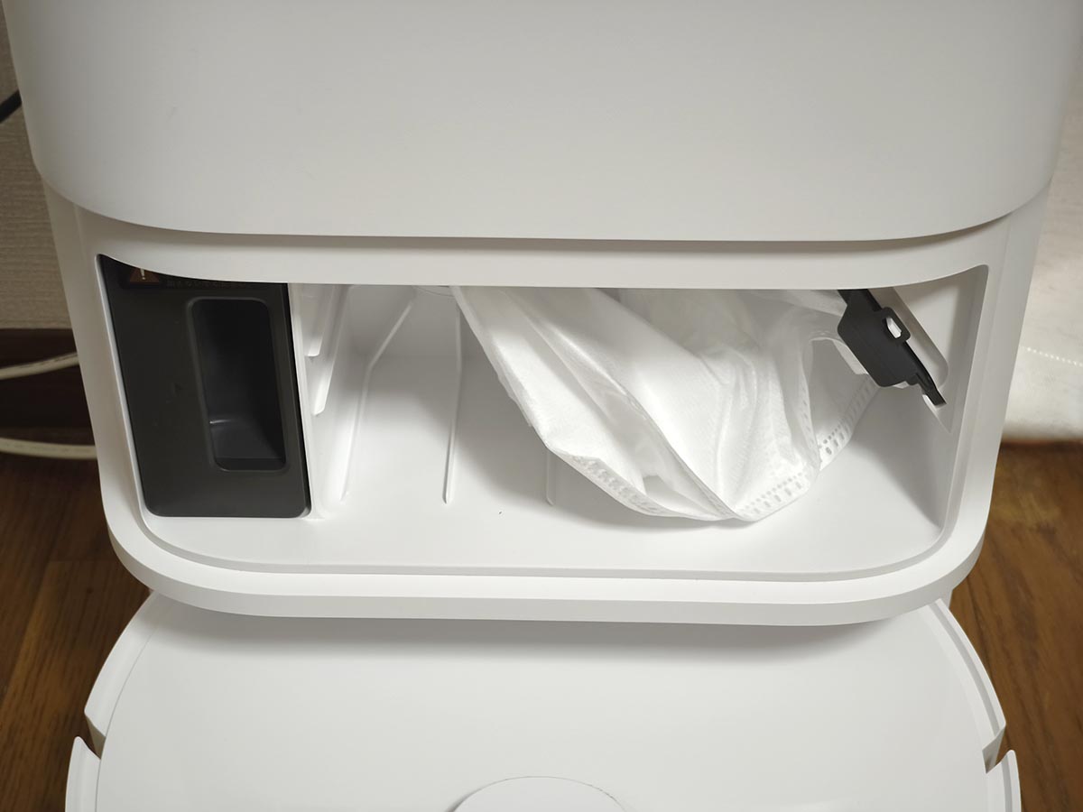 ドック前面にはダストバッグと洗剤タンクが収まっています