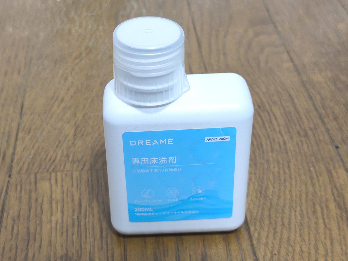 水拭き用の洗剤も付属しており、前面のタンクから自動注入される仕組みです