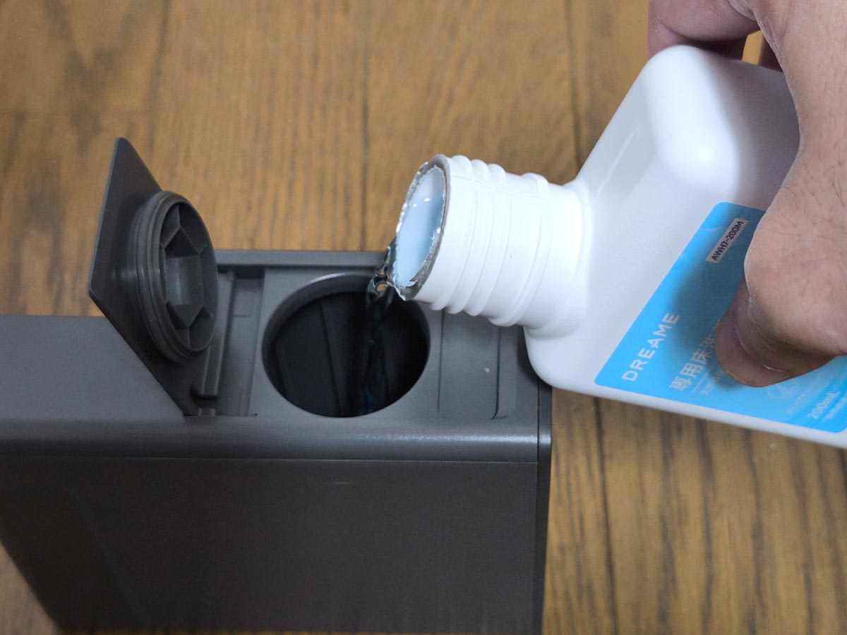 水拭き用の洗剤も付属しており、前面のタンクから自動注入される仕組みです