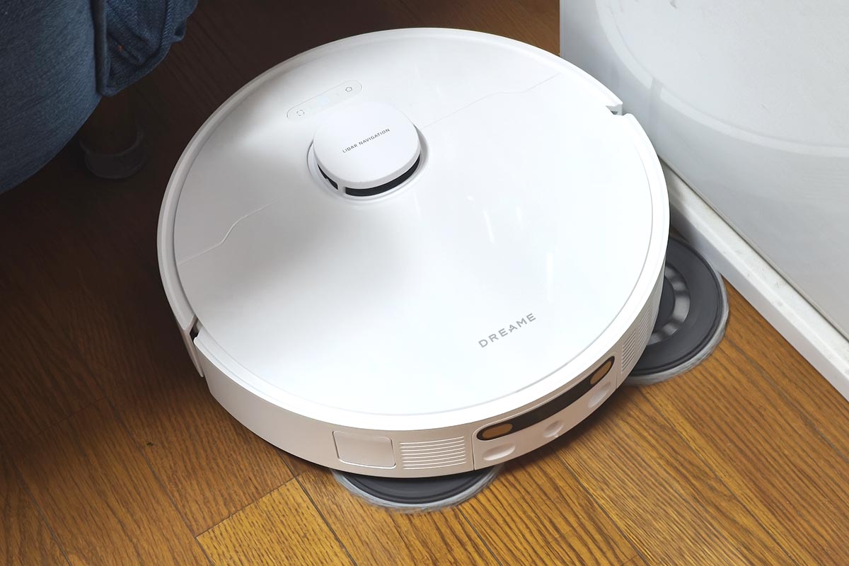 サイドブラシとモップパッドが最大4cm伸びることで、壁際や家具の際までしっかりと掃除と水拭きができます