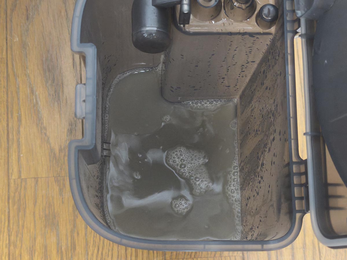 数回水拭き掃除を終えると、汚水タンクにはかなり汚れた水がたまりました。これだけきれいになったのですから、満足度は高いです