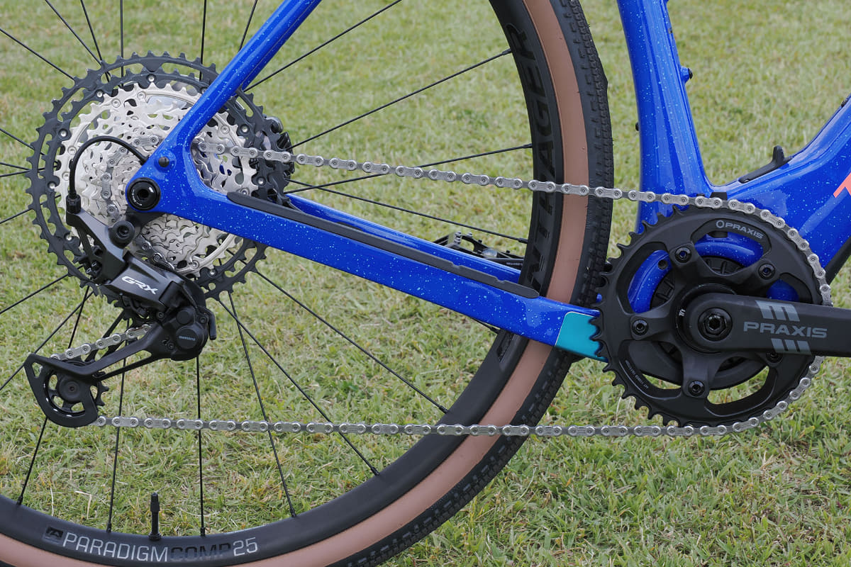 ドライブトレインのコンポーネンツはシマノ「GRX」。グラベルロードバイク専用に開発されたスポーツ自転車コンポーネンツです