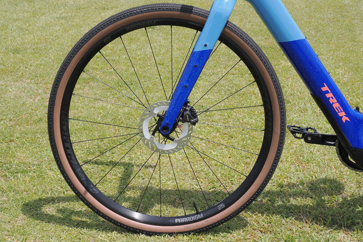 ホイールは前後ともBontrager Paradigm Comp 25(チューブレスレディ)で、チューブレスで販売されます。タイヤは700×42cが装着されていました。幅42mmでエアボリュームがあり、チューブレスですので、快適なグラベル走行ができそうです
