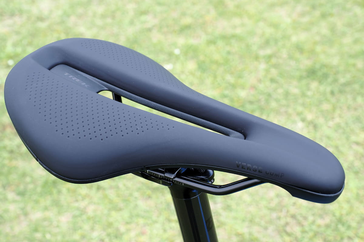 サドルはVerse Short Comp。Bontragerの多用途サドルで、内腿や骨盤の動きに応じて側端がしなるWing Flexが特徴的です