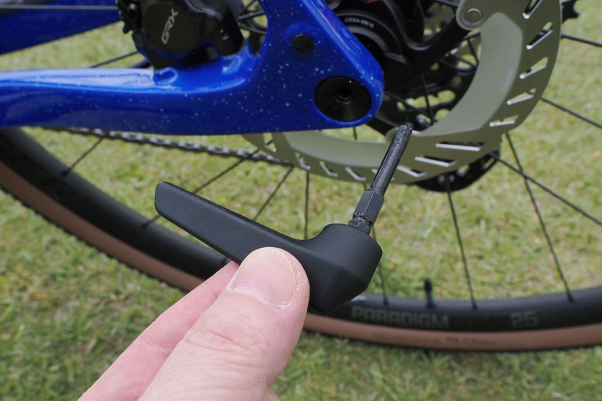 リアエンド部でスルーアクスルから伸びるL型のレバーはBontrager Switch Lever Pro Toolで、スルーアクスルの締め緩めに使えるほか、4mmの六角レンチとして利用できます