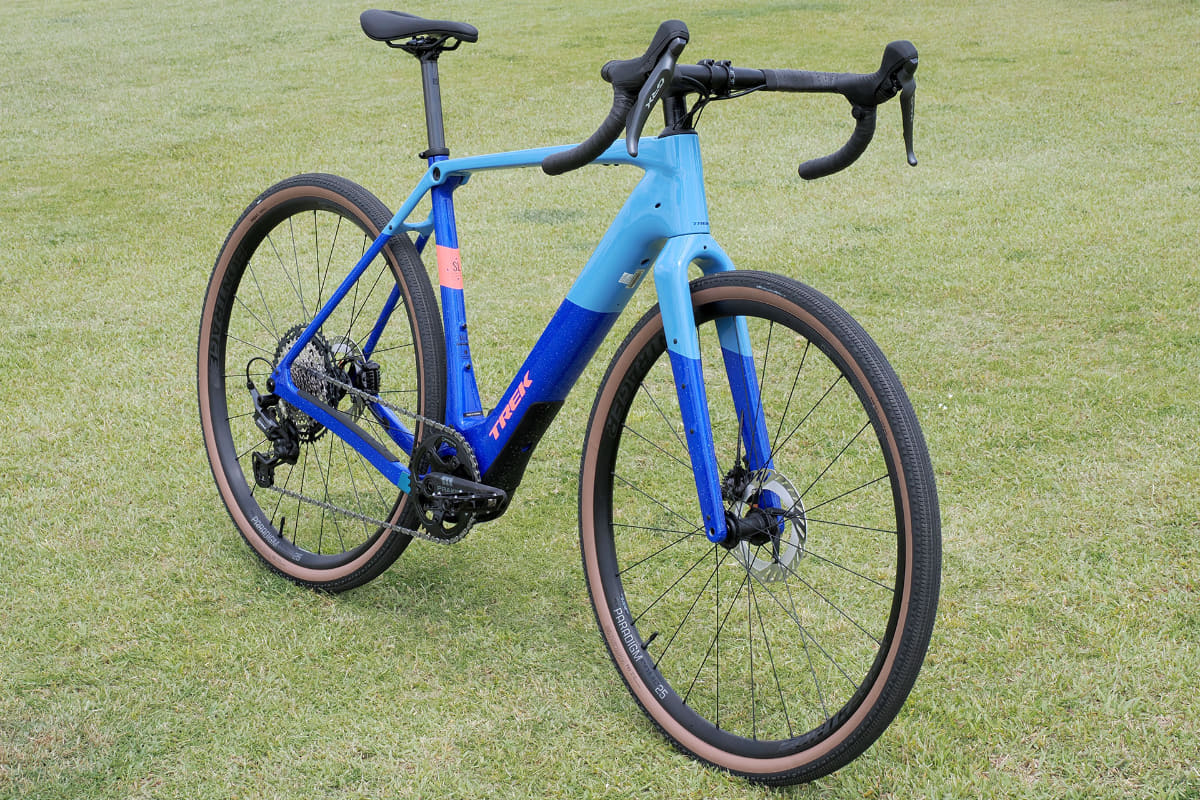 スッキリとした外観のグラベルロードe-bikeです。バッテリーもドライブユニットもコンパクトに収まっているので、パッと見では「普通のロードバイク?」といった印象かもしれません