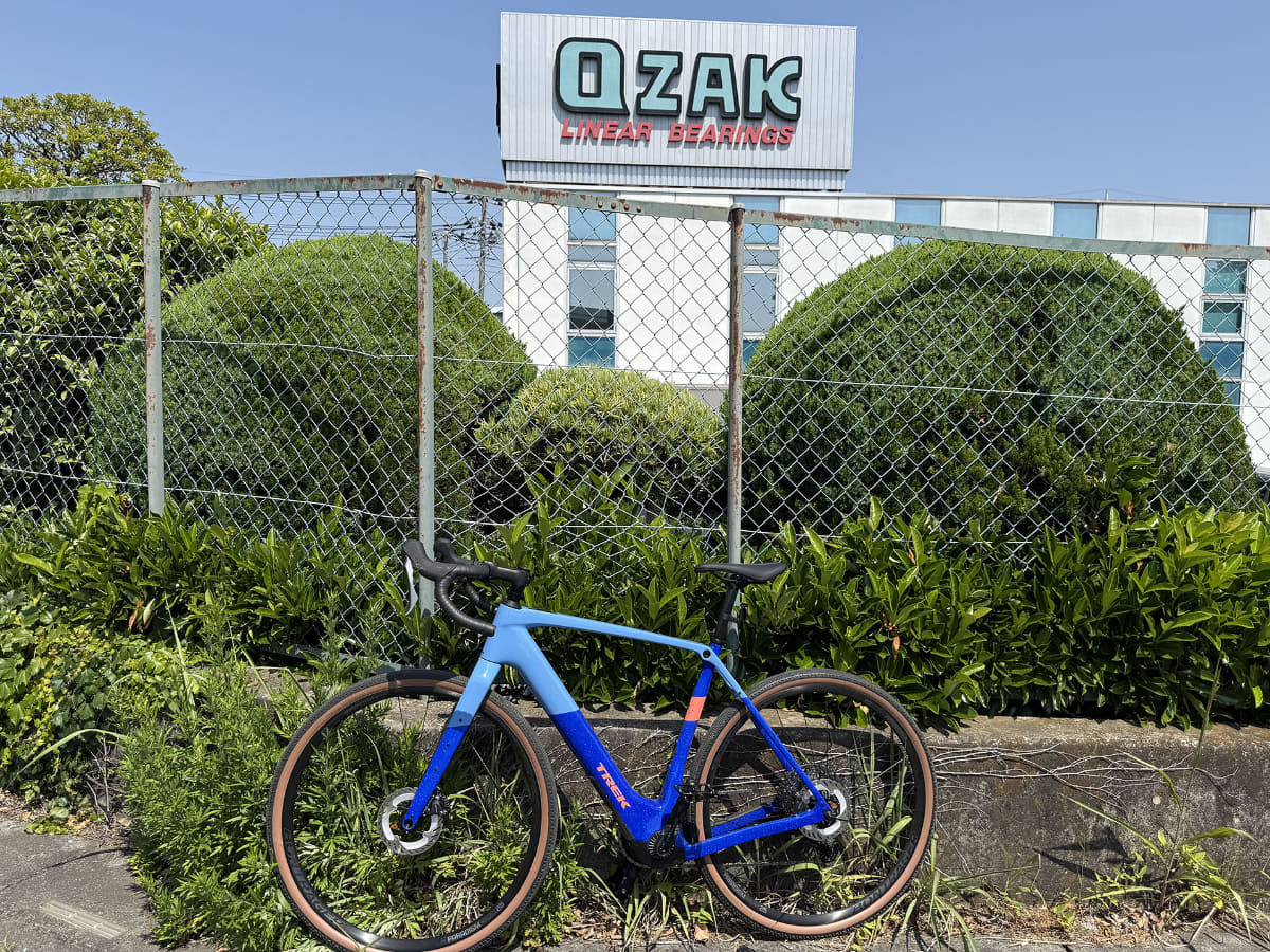 入間川サイクリングロードは一部の人から「イルサイ」と呼ばれています。「イルサイあるある」はこの「OZAK」の建物。サイクリストは「あの建物を見るとお腹がすく」と。でもこの「OZAK」はポテトチップではなく「オザック精工株式会社」で、リニアベアリングで国内トップシェアを持つと言われている老舗優良企業です