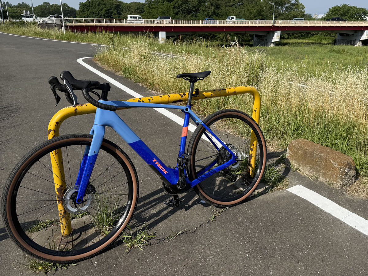 さらに7kmくらい先で車体の撮影などをするために停車。自宅から18kmくらいの場所で路面が少々荒れ始めていますが、体は全然疲れてきません。Checkpoint+ SL 5はライダーの疲れを呼びにくいe-bikeかもしれません。後方に見えるのは「平塚橋」