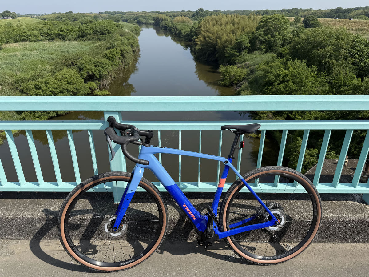 そのままどんどん走って「入間大橋」に着いてしまいました。これまでの間、ずっと「すっげ～」「乗り心地いい～」「ナニコレ～」「サイコー!」と独り言を言い続けていたような記憶があります