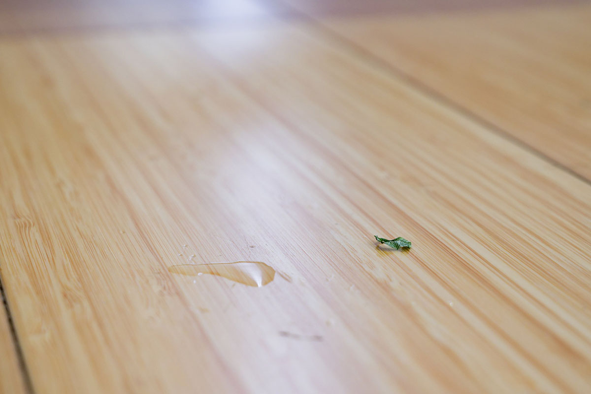 料理後のキッチンの床。だいたいいつも野菜くずや水滴なんかが落ちています