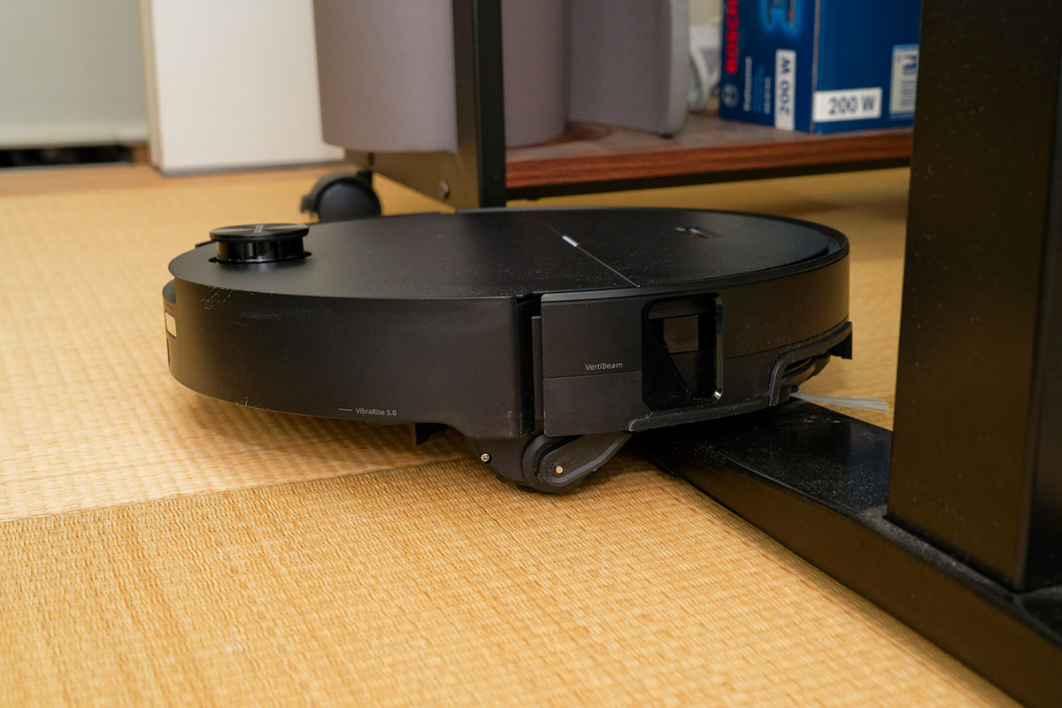 最大4cm以上の高さがあるデスクの脚も乗り越えた