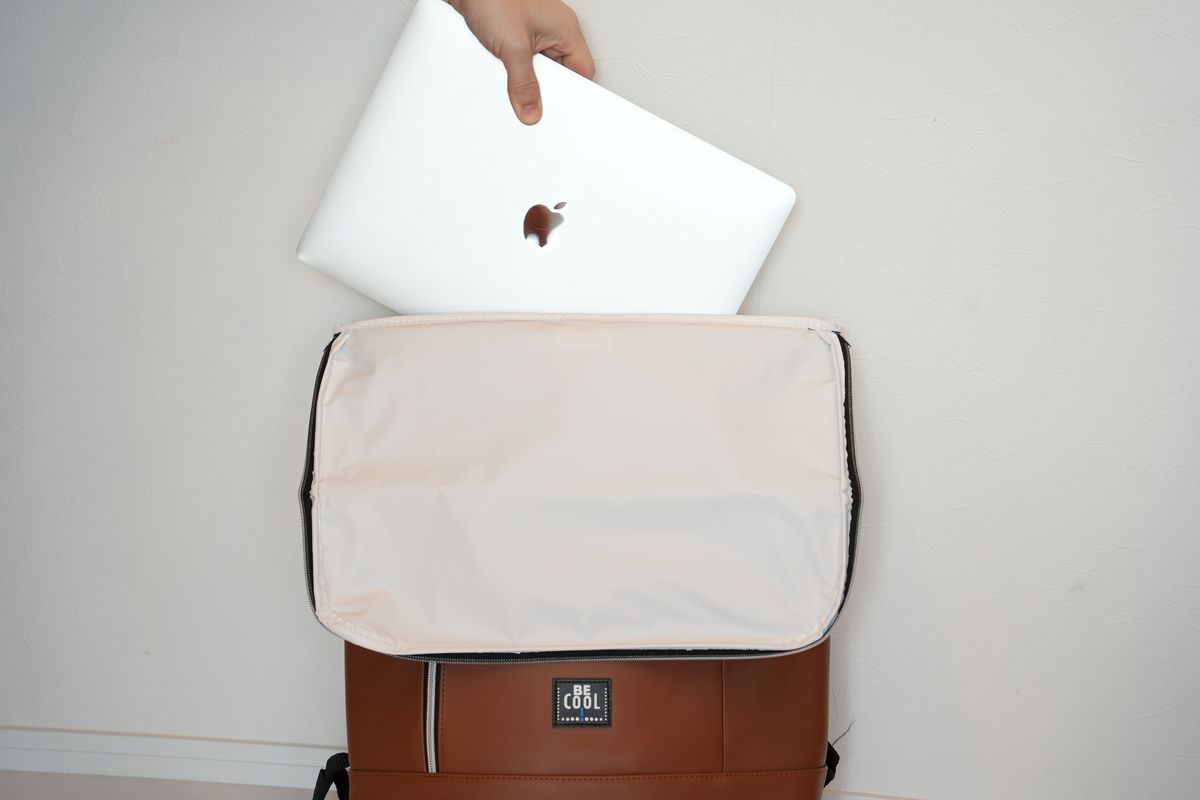 メインポケットはMacBoook Air14インチまで対応する