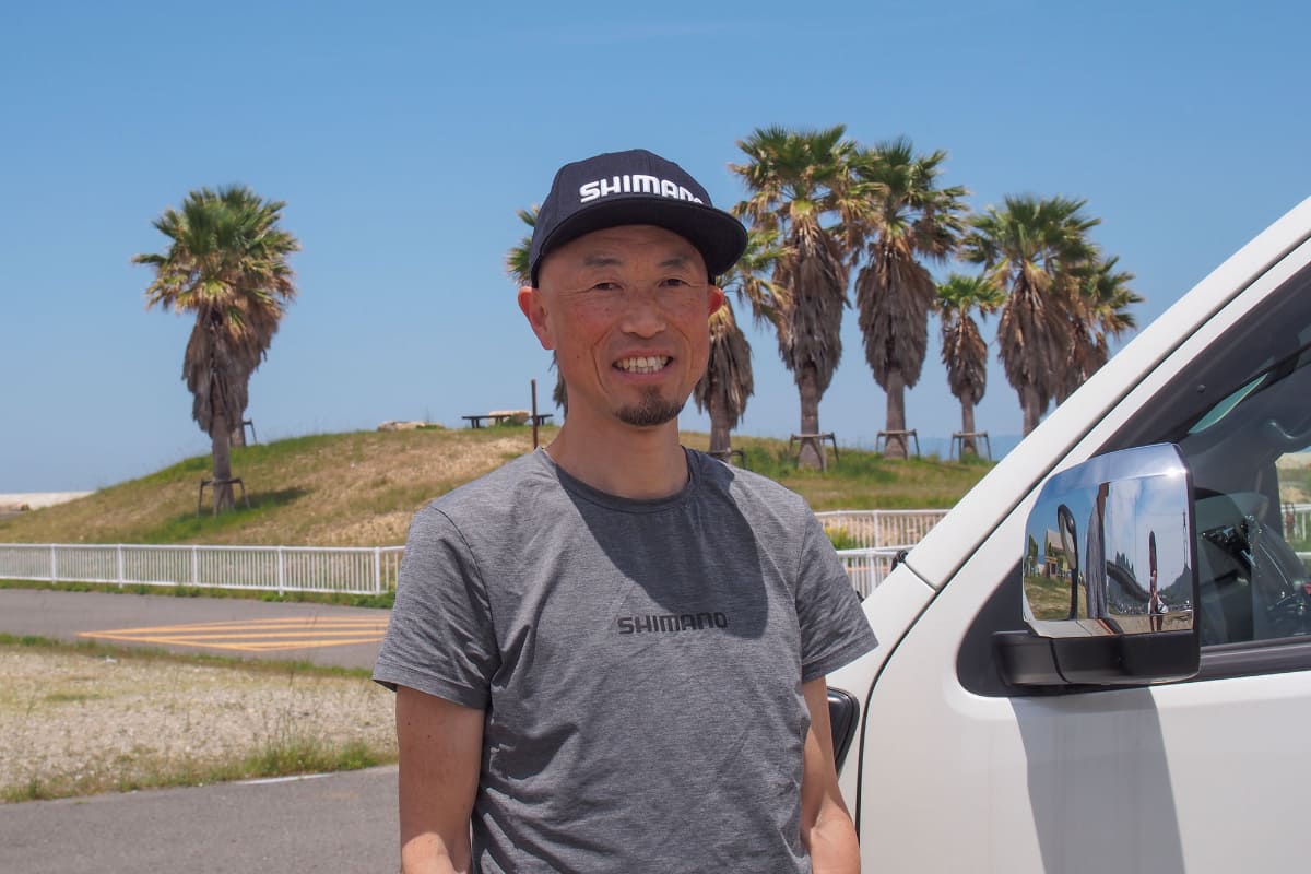 今回の取材でお世話になった浅野 健介さん。シマノで自転車や釣具デザインなどを手掛け、現在は<a href="https://www.shimanosquare.com/" class="n" target="_blank">シマノスクエア</a>の副店長を務める。趣味はサイクリングや釣りのほか、ドライブや写真撮影と幅広い