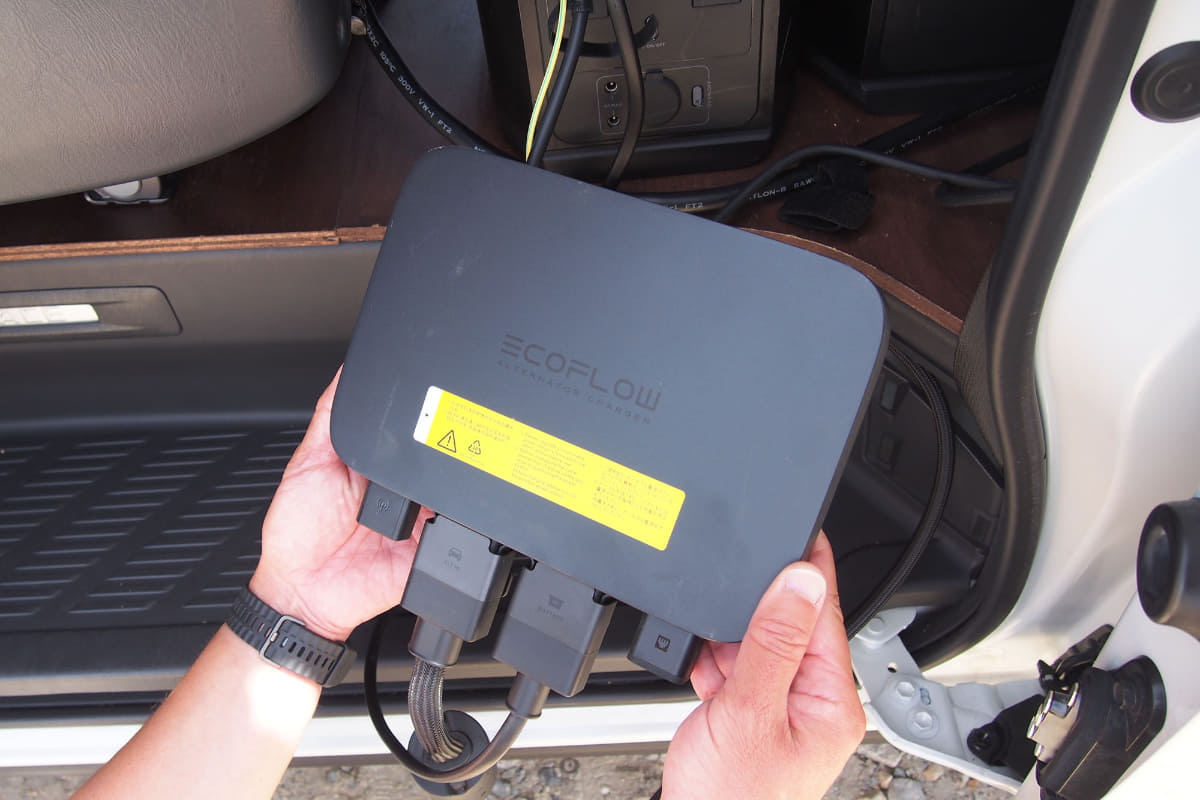 「800W Alternator Charger」はポータブル電源の近くに設置。配線のこだわりも