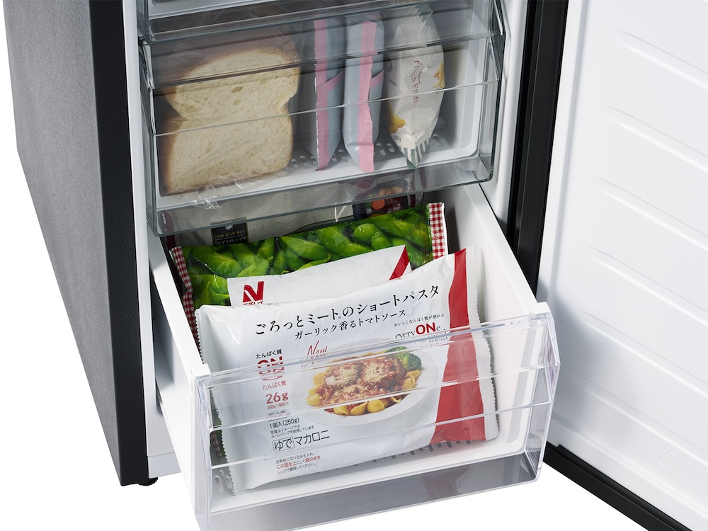 透明の引き出しには、冷凍食品を横向きに立てて収納できるため、中身を見渡しやすい