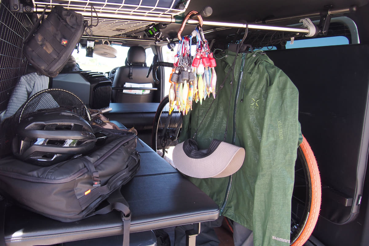 愛車のハイエースにエコフローの電源システムを搭載。そして、大好きな趣味のアイテムを目いっぱい積んで楽しむ休日。理想の配置や使用方法に向けてのこだわりがどのように進化していくのか気になります