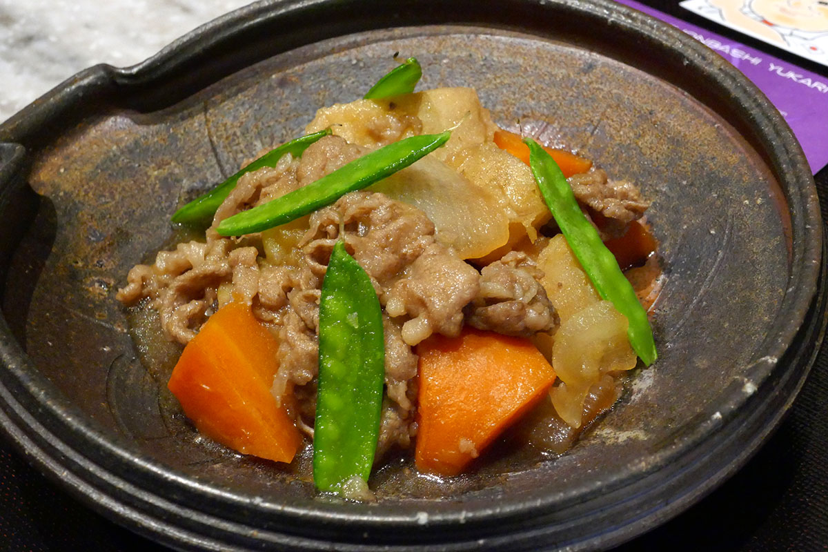 マルチパンで作った肉じゃが。蓄熱性が高いため、少ない調味料で蒸し煮込みができるという