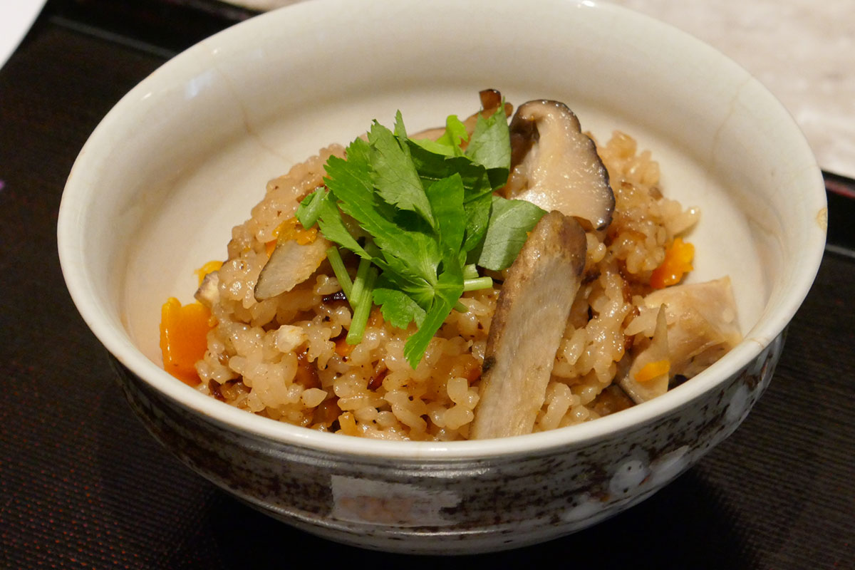野永さん考案レシピの炊き込みごはん。ごはんはもちもち食感に仕上がっており、こんがりとおこげもできていた