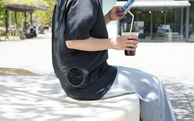 ファンとTシャツが一体化しているためハンズフリーで使える