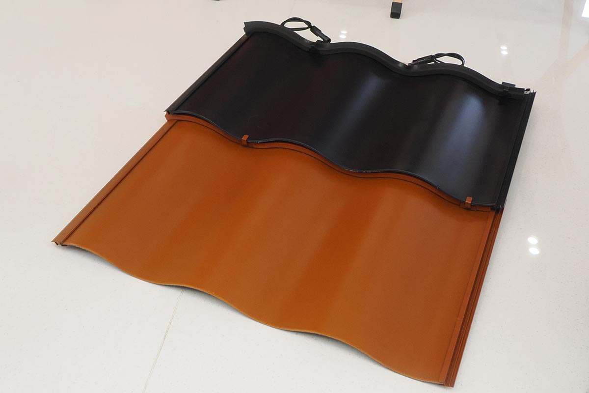 屋根瓦型のソーラーパネル