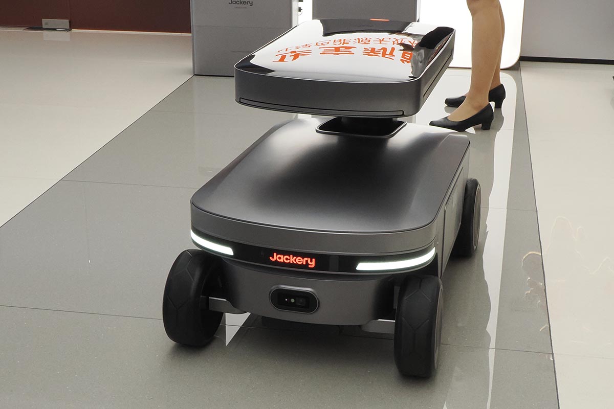 Jackery Solar Mars Bot