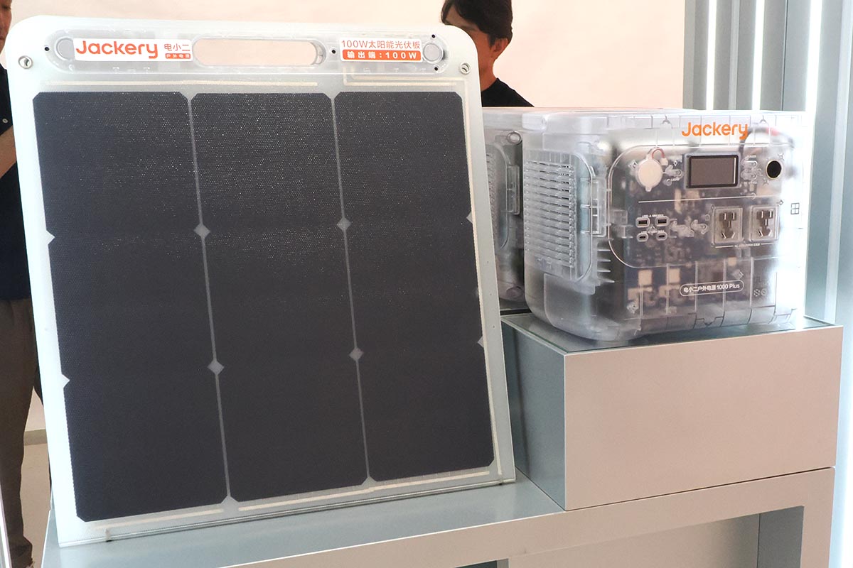 スケルトン仕様で中が見えるポータブル電源やソーラーパネルも展示されていた