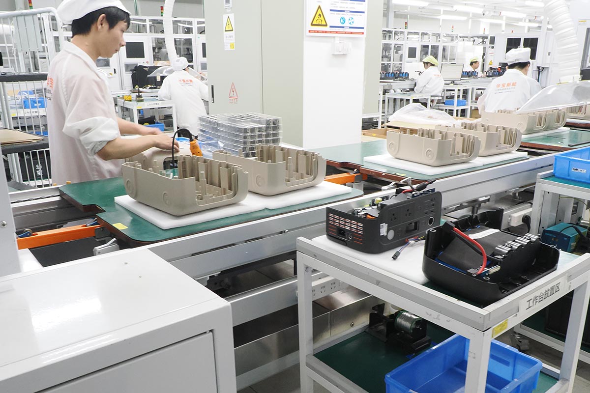ロボットで効率的に実装する工程と、人の手で確実にチェックしながら組み立てる工程で構成されている