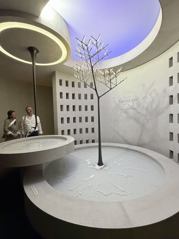水が生命を育む象徴として立ち上がる「Water Tree」のインスタレーション