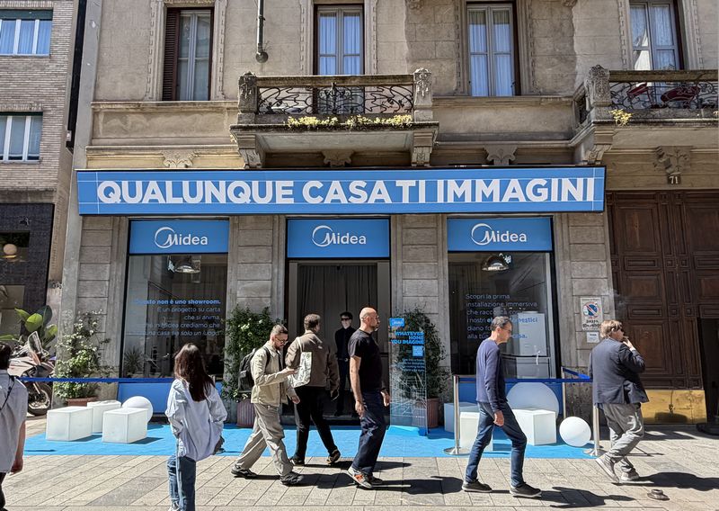 ブレラ地区に登場したMideaの展示会場。「QUALUNQUE CASA TI IMMAGINI(あなたが想像するどんな家でも)」というメッセージが掲げられていた