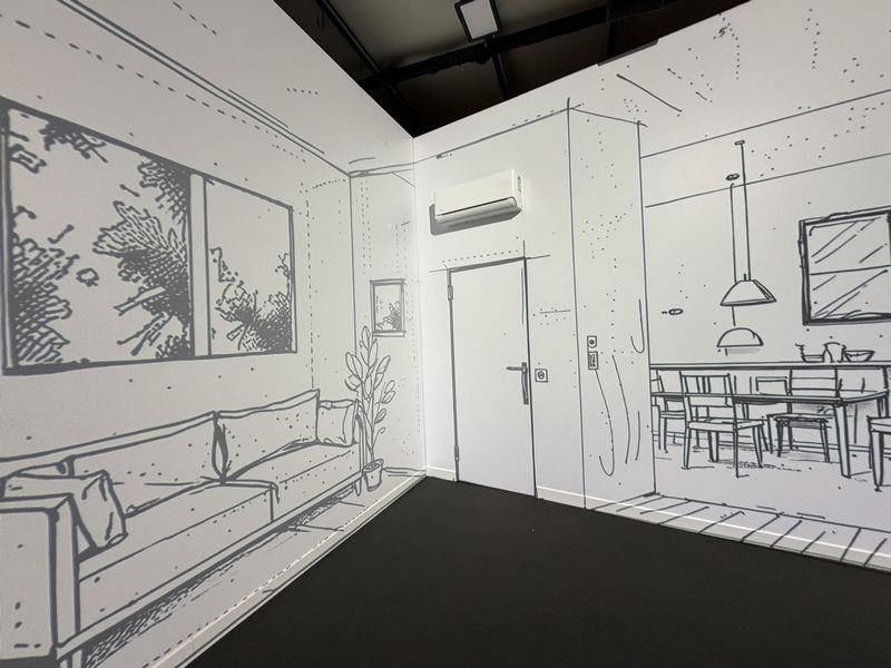 まるで手描きスケッチの世界に入り込んだようなインスタレーション空間。線画の部屋の中に実物の家電が配置されていた