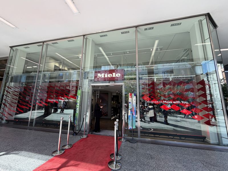 ミラノのショールームで「Designed to Move with You」をテーマに展示を行なったMiele