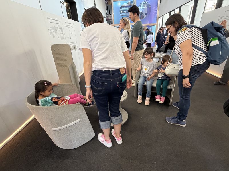 子供たちを含め、多くの来場者が実際に座り心地を確かめていた