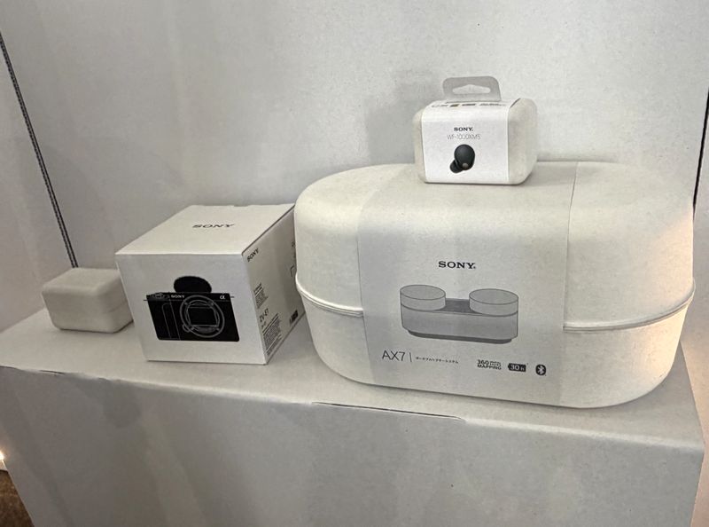 実際のソニー製品の梱包材と、同素材から生まれた家具を並べて展示。素材の循環を可視化していた