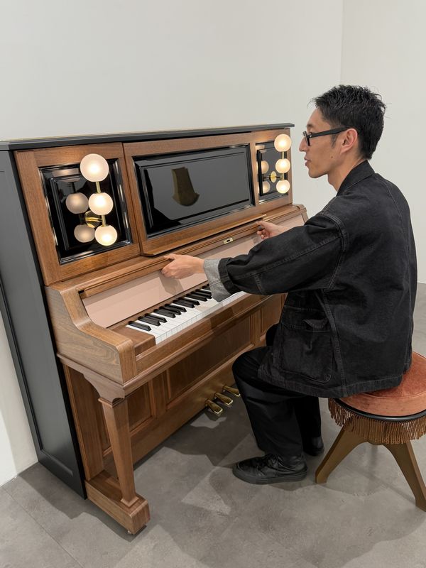 1983年製のピアノをドレッサーとして再生した「ドレッシング」。楽器を“装飾”として再解釈した作品