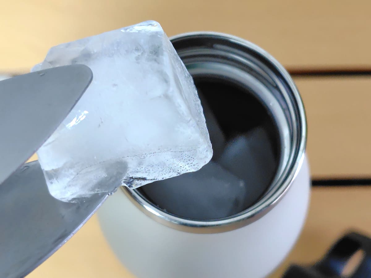 家庭用の製氷皿で作った氷をパンパンに詰めておいた