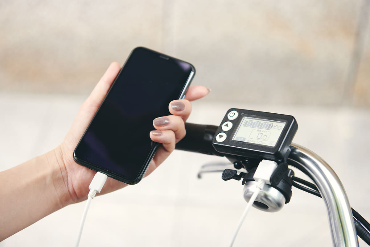 液晶スイッチパネルはUSBポート(1A)を備えており、スマートフォンの充電が可能