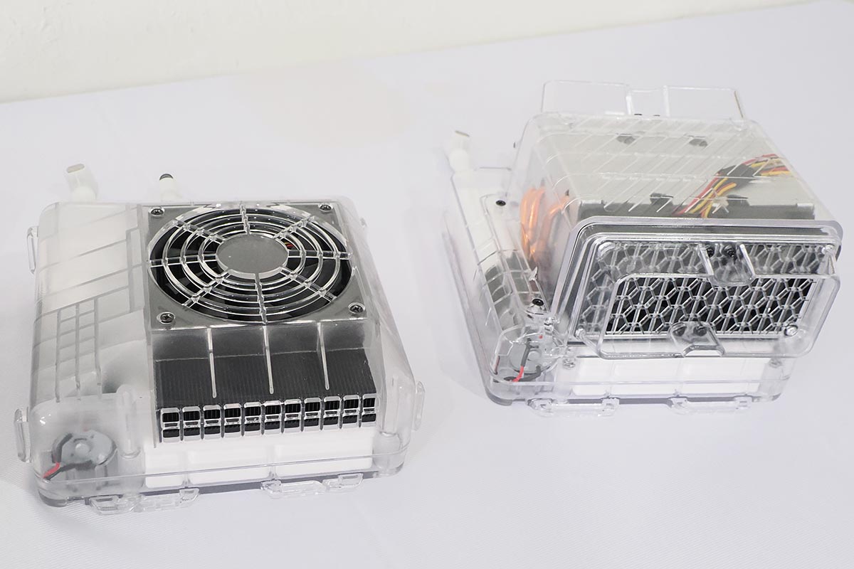 左が従来モデル、右が新モデルの冷却ユニット。大きくなったが冷却性能が高いだけでなく、高効率でバッテリー消費なども抑えたという
