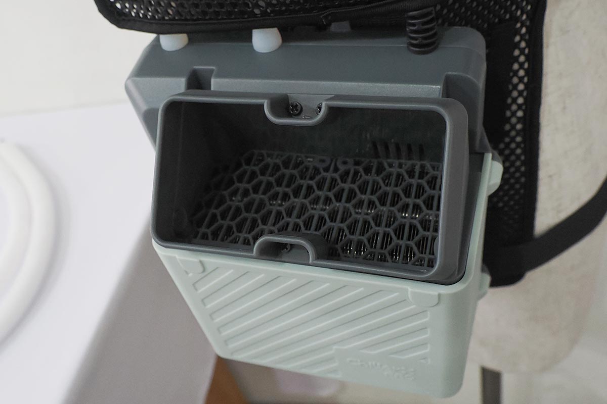 上部に排気口を備える
