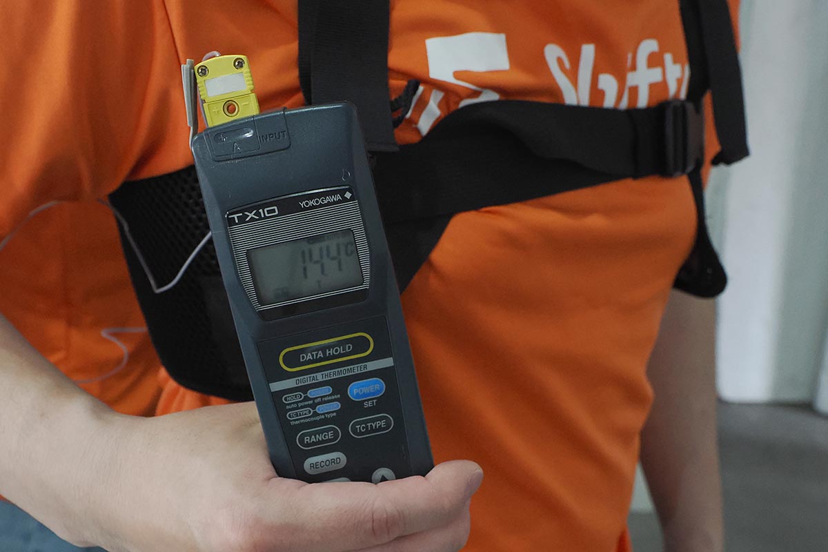 装着した状態で、水冷ユニットから出ている水の温度は実測値で14.4℃だった