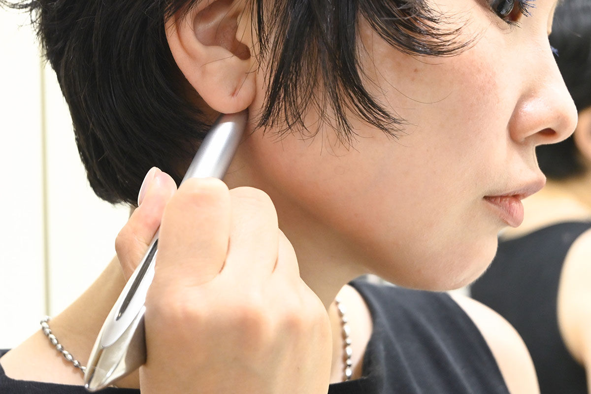 耳やエラ周りはフェイスラインのたるみケアに必須のポイント。ポインターが痛気持ちいい〜