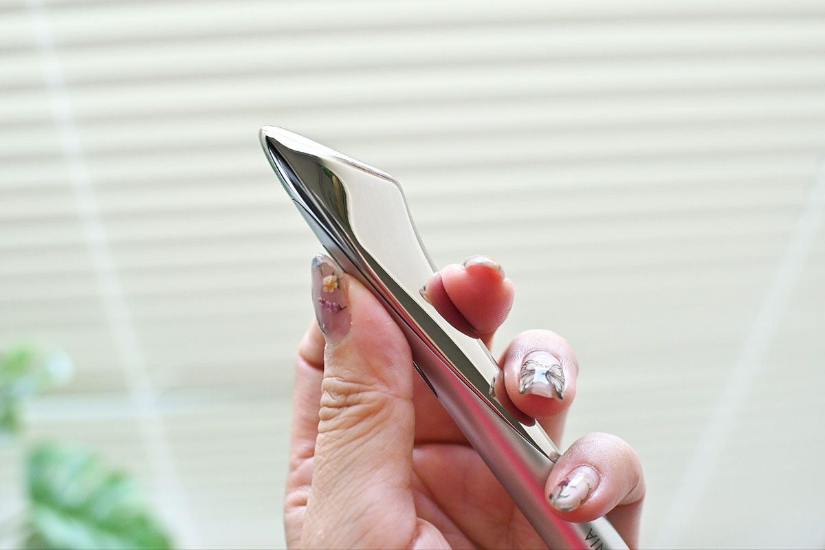 スティックの反対側はカッサ。小回り効くサイズが使いやすい
