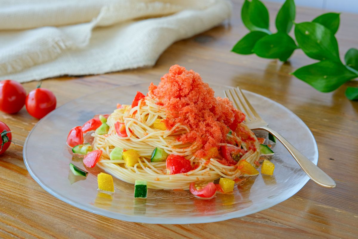 凍らせたトマトジュースをふんわり削った、シャリッと新食感の冷製パスタ