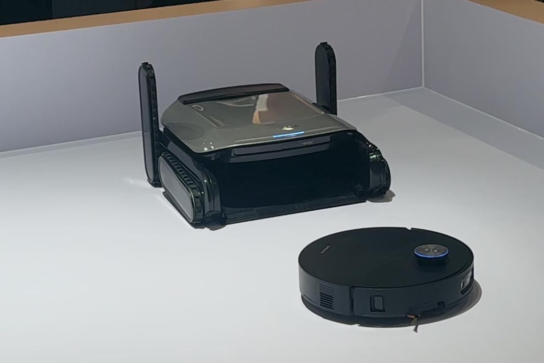 奥がCyber X。手前のロボット掃除機を収納できる