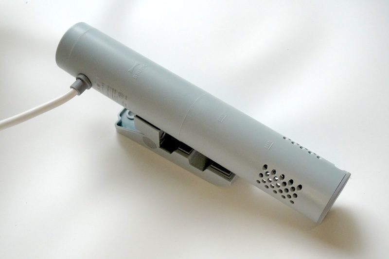 BRUNO「コンパクト低温調理器 BOE099」。定格消費電力は1,000W、設定可能温度は5～95℃(1℃単位)、設定可能時間は1分～99時間59分(1分単位)