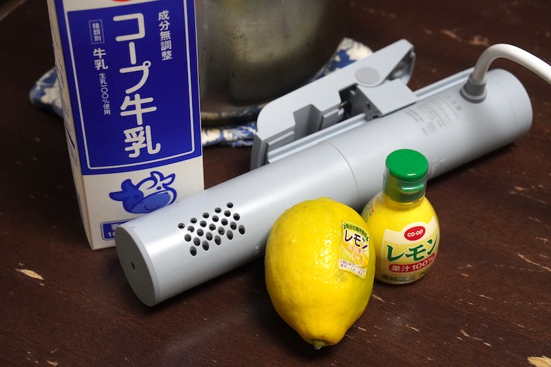 カッテージチーズの材料、牛乳とレモン汁