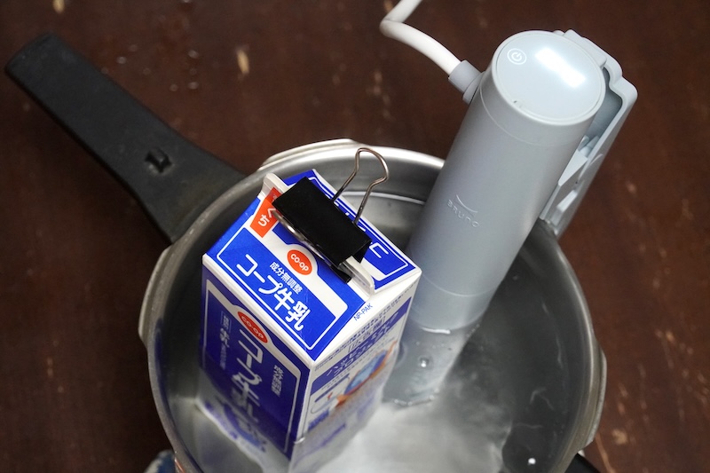 50℃で40分に設定し、予熱が完了したら牛乳パックをドボン