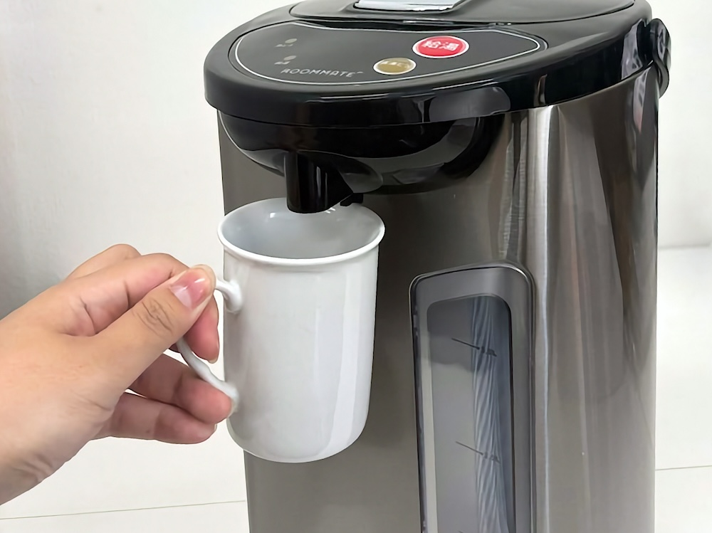 給湯口奥のスイッチにコップの縁を押し当てて注ぐ「カッププッシュスイッチ」を備える
